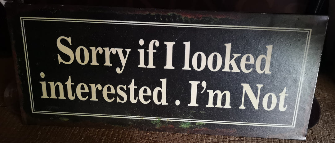 Blechschild, schwarzbraun, shabby . "Sorry if I looked interested. I'm not . Ca 30 cm  x 15 cm - British Moments