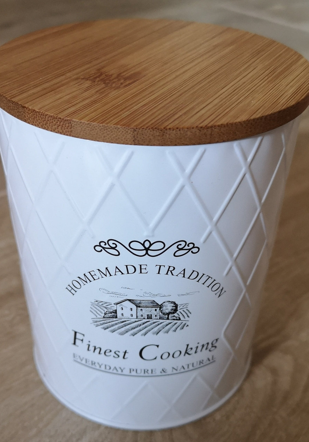 Vorratsdose , Blech, weiß mit Holzdeckel . Beschriftung " Finest Cooking " - British Moments