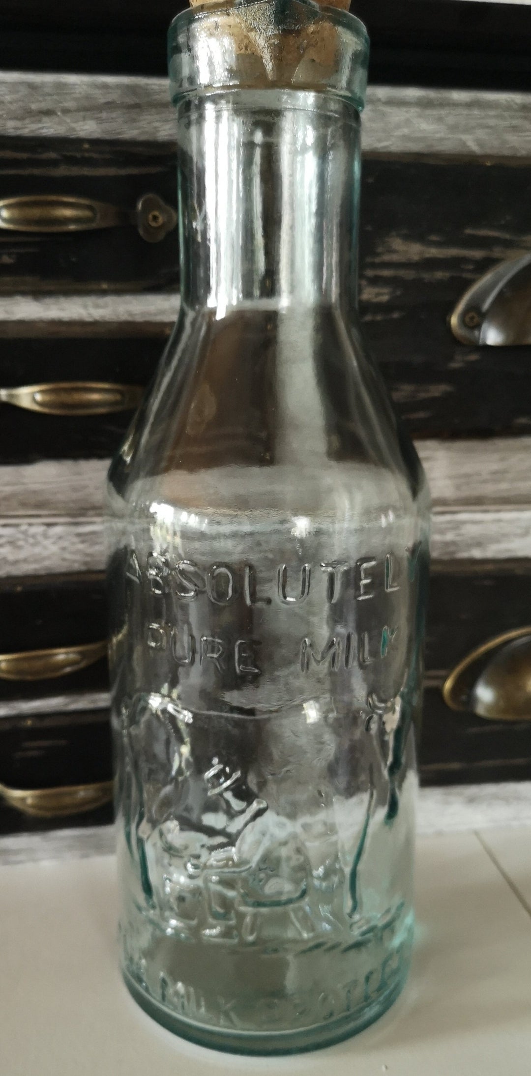 Glas-Milchflasche mit geprägtem Kuh-Motiv und Beschriftung " Absolutely Pure Milk". - British Moments