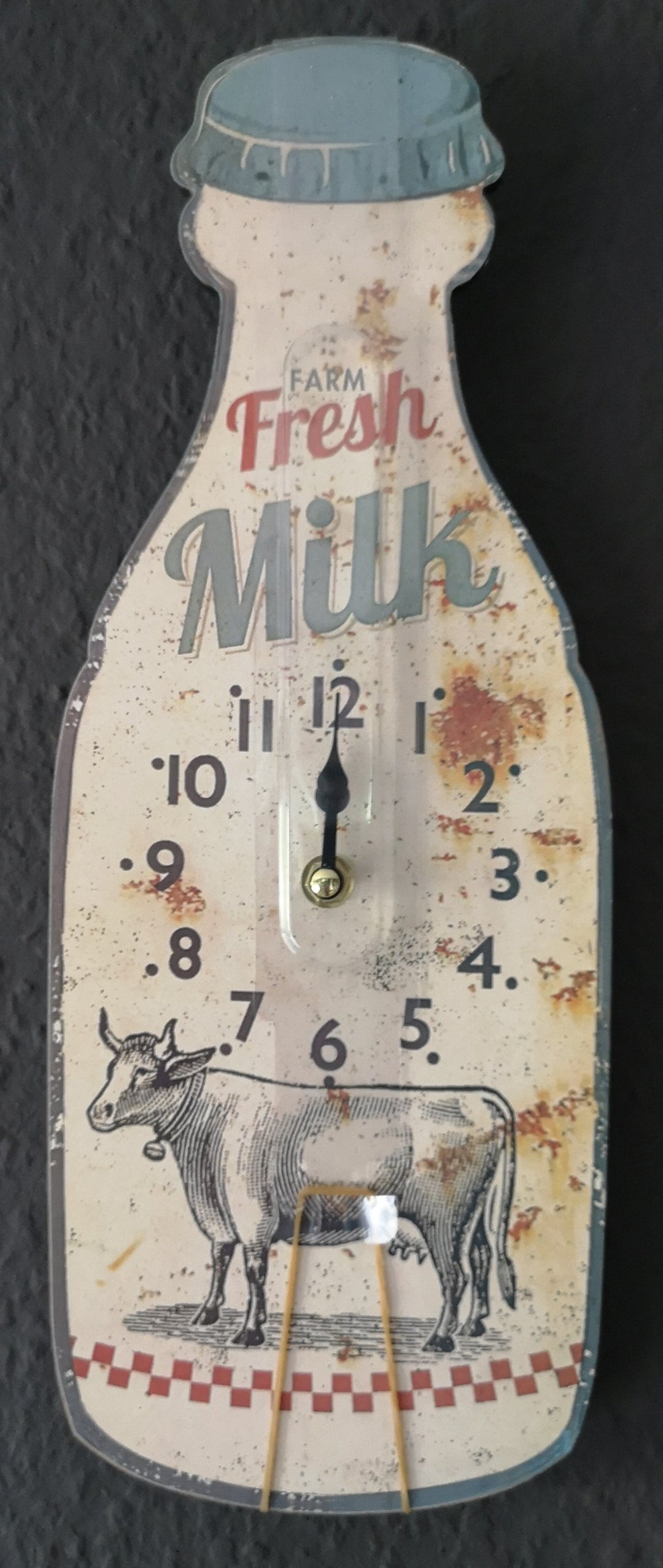 Küchenuhr "Milchflasche", Motiv 2 , ca. 14cm  x 4cm  x 37 cm. Mit Beschriftung " Farm fresh milk" - British Moments