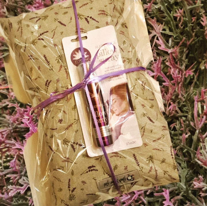 Geschenk Set "Nighty Night"  Reisekissen Motiv "Lavendel" und Elysium Lavendel Kissenspray - British Moments / Fernweh-Kaufhaus