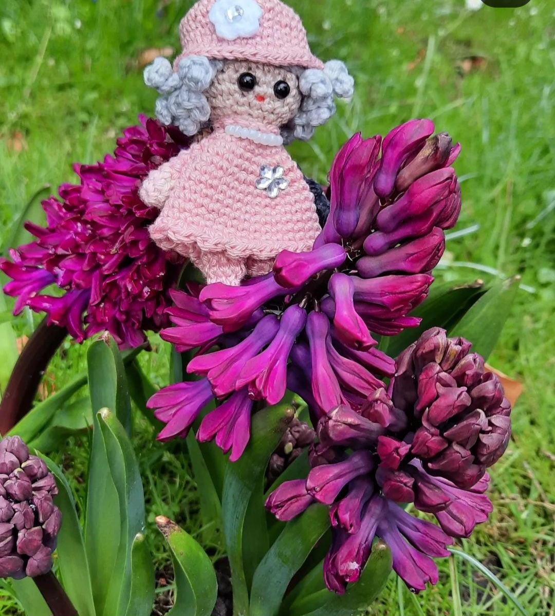Schlüsselanhänger "Queen im rosa Kleid, gehäkelt, Handarbeit 