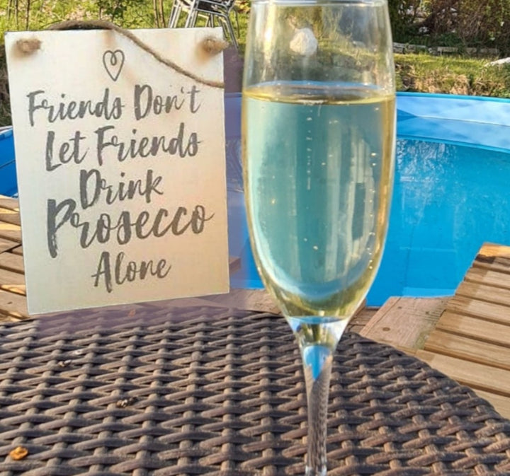 Gisela Graham London . Holzschild " Friends don't let friends drink Prosecco alone"