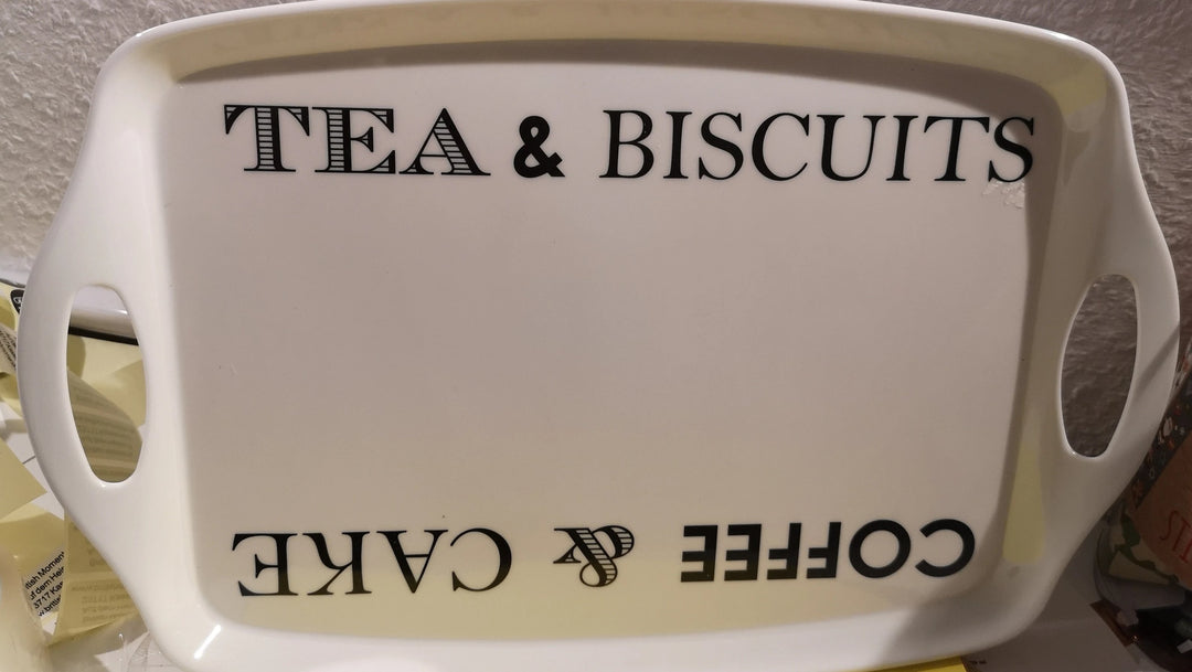 Tablett, Kunststoff weiß  Beschriftung "Tea & Biscuits Coffee & Cake" - British Moments