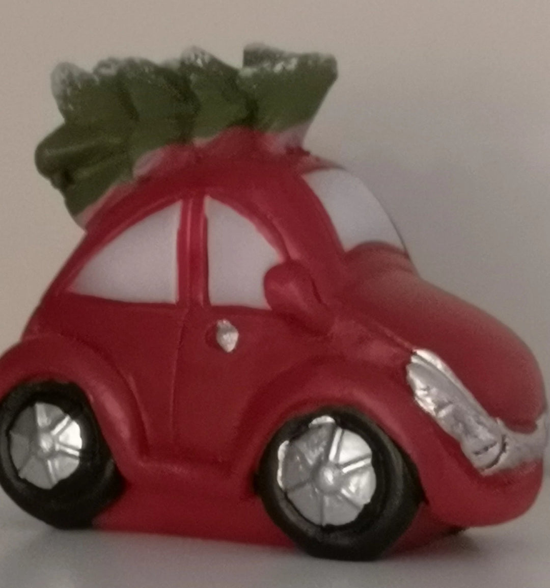 Deko Figur rotes Auto mit Weihnachtsbaum - British Moments