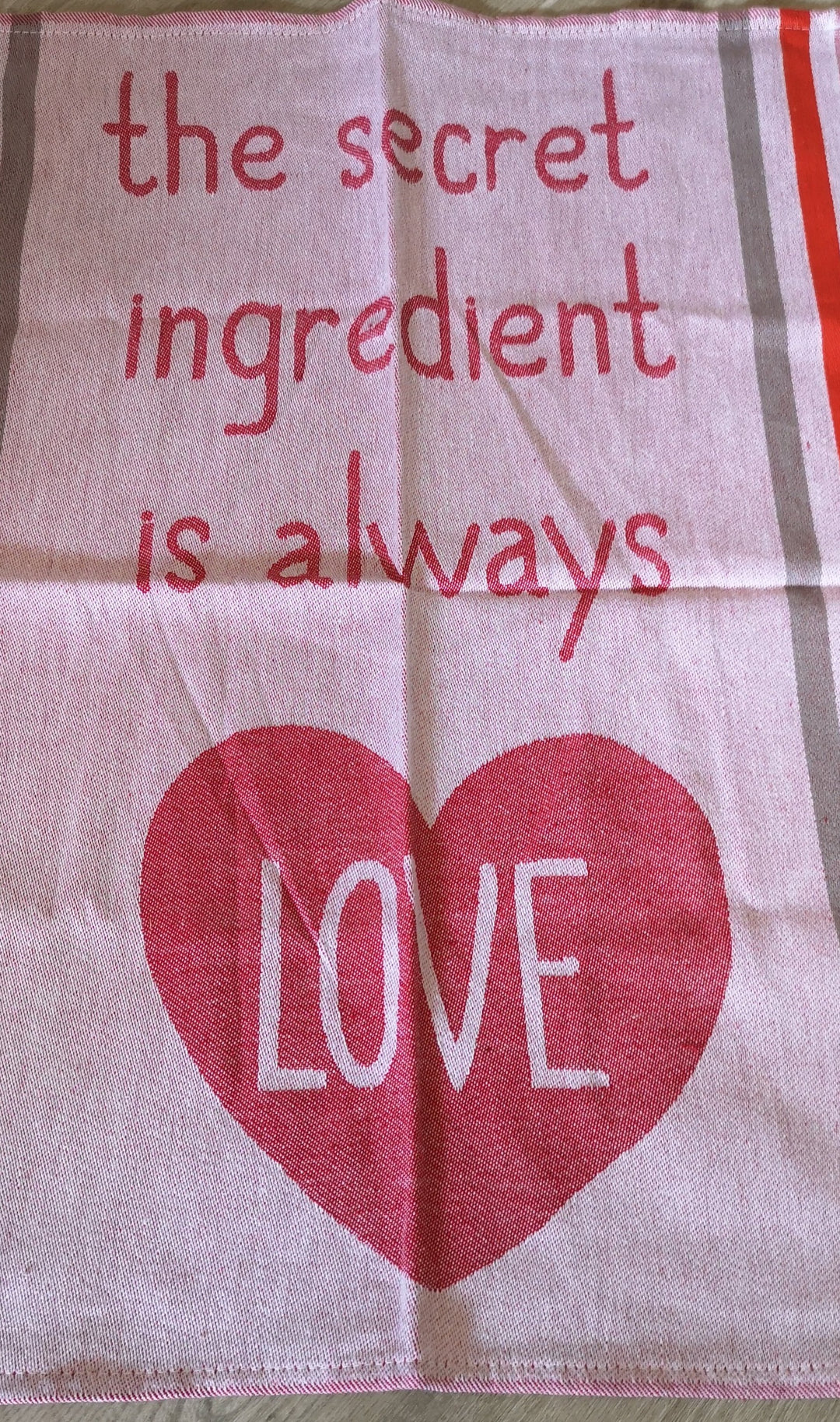 Geschirrtuch, rot/weiß mit Beschriftung "The secret ingredient is always LOVE" - British Moments