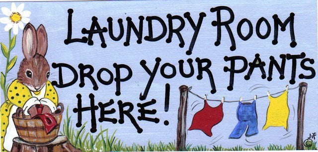 Schild : "Laundry Room- drop your pants here" - British Moments