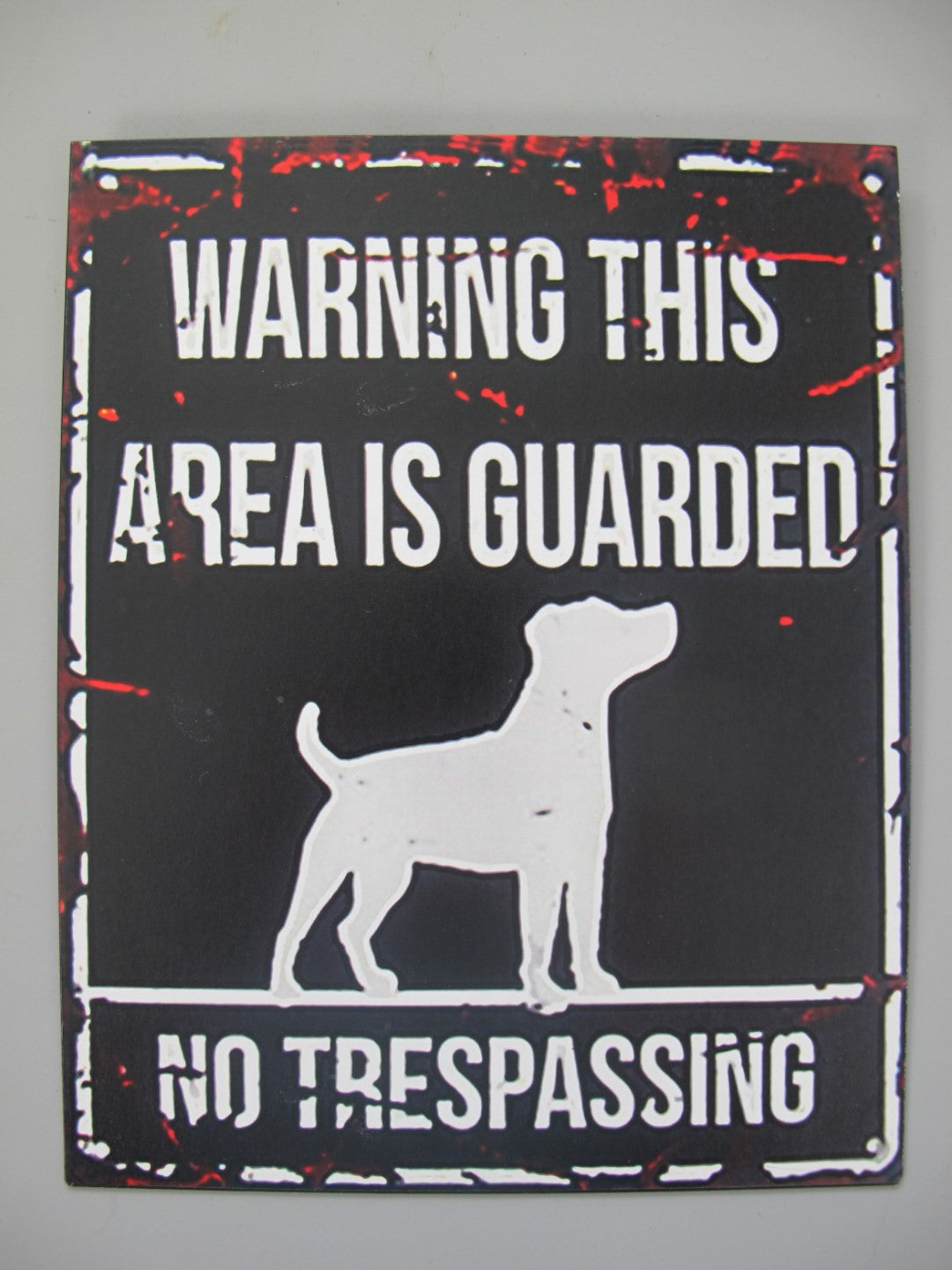 Wandschild mit Hundemotiv  , Blech ca .25 cm  x 20 cm  "Warning. This area is guarded. No trespassing" - British Moments