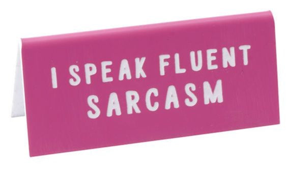 Schreibtisch Schild "I speak fluent sarcasm"  ,pink,  Kunststoff ca. 10 cm - British Moments